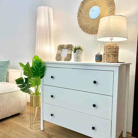 Urban Jungle Old Town Air Conditioned Apartment *